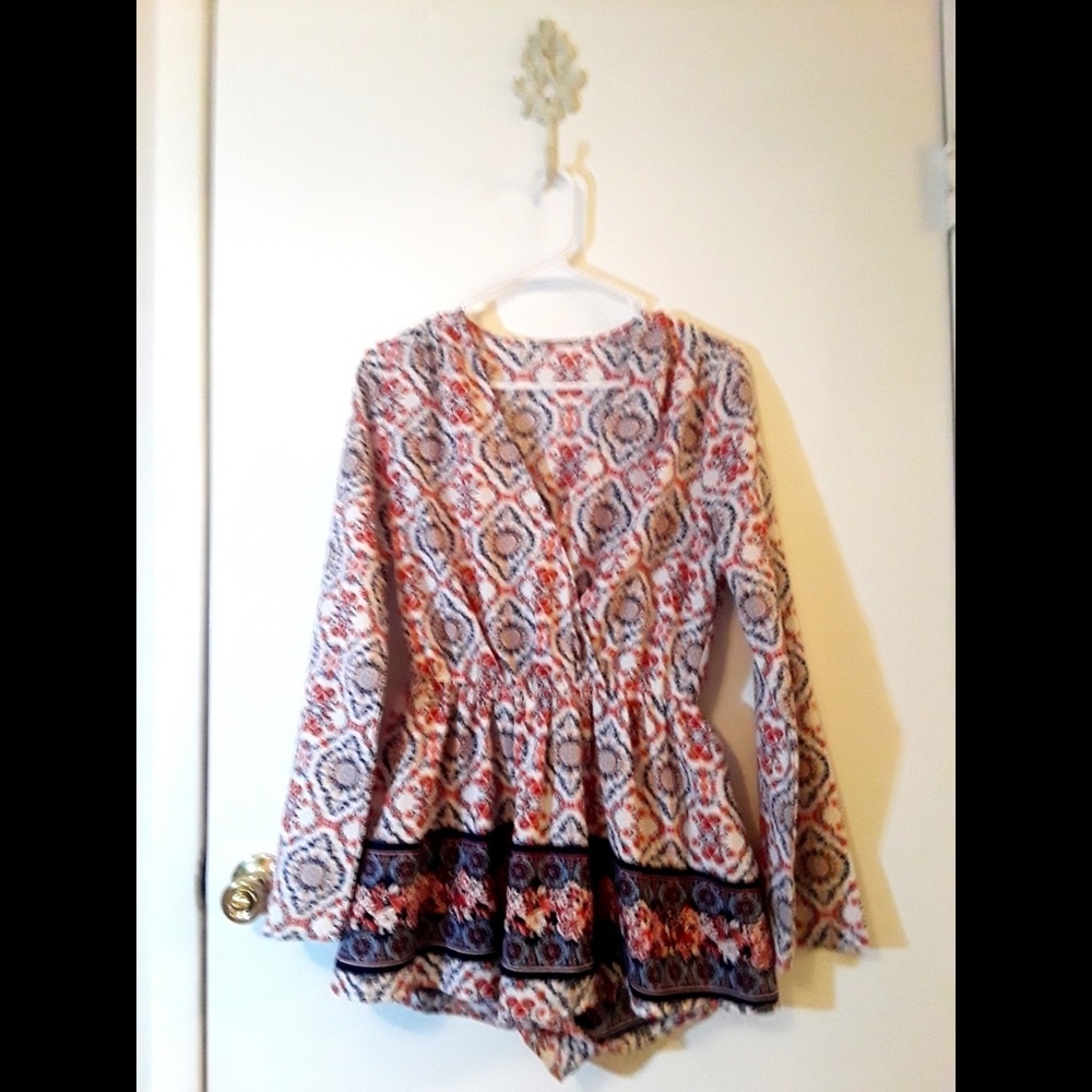 Beautiful spring romper with elegant patterns - Picture 2 of 4